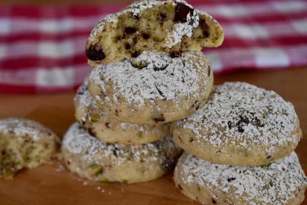 Cannoli Cookies puisella leikkuulaudalla. 