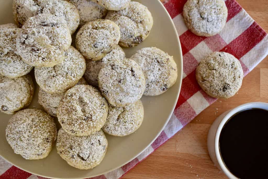 Biscuiți cannoli cu un șervețel în carouri dedesubt. 