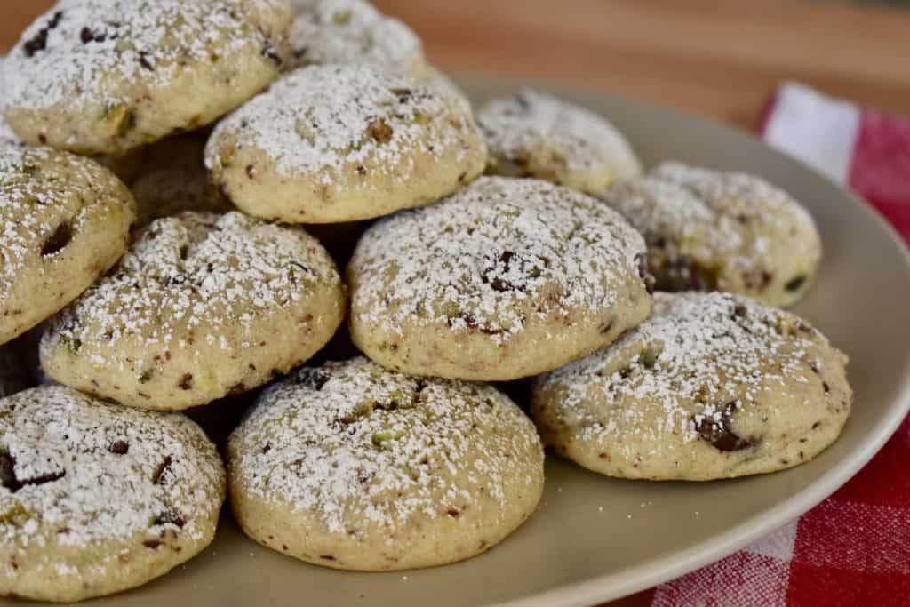 Cannoli-Plätzchen hoch gestapelt auf einem Teller. 