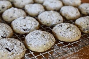 Espolvorear el azúcar en polvo sobre las galletas enfriadas en una rejilla para hornear.