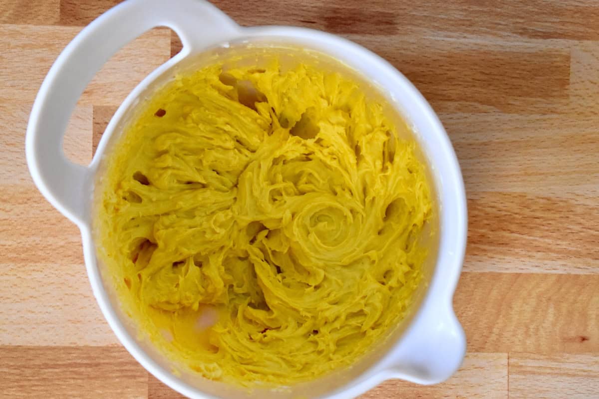 Whipped filling in a bowl. 