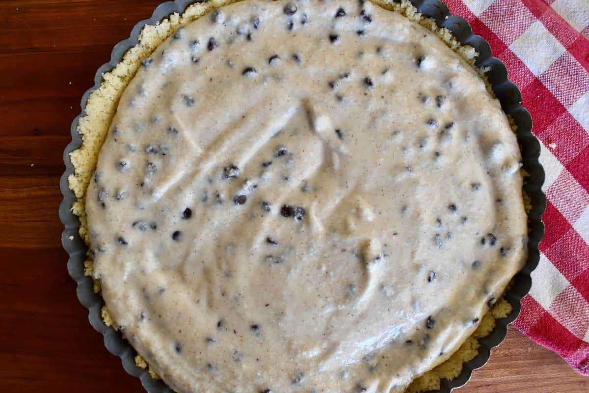 Ricotta and chocolate chips in the pasta frolla tart pan. 