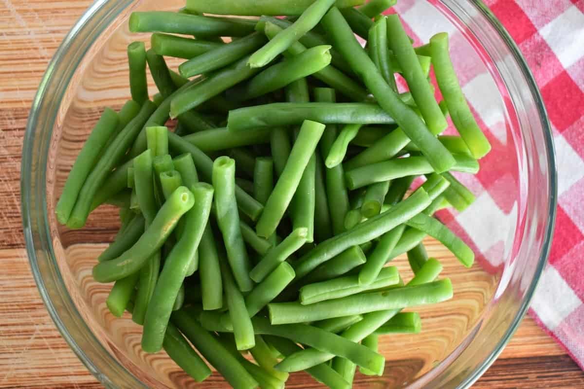 Blanched green beans in a glass bowl. 
