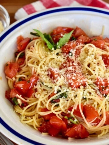 Spaghetti al Pomodoro Crudo recipe.